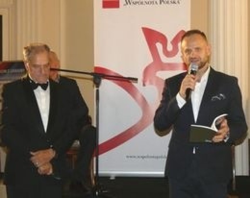 Poeta nagrodę odebrał z rąk Jana Rychnera - prezesa Klubu...