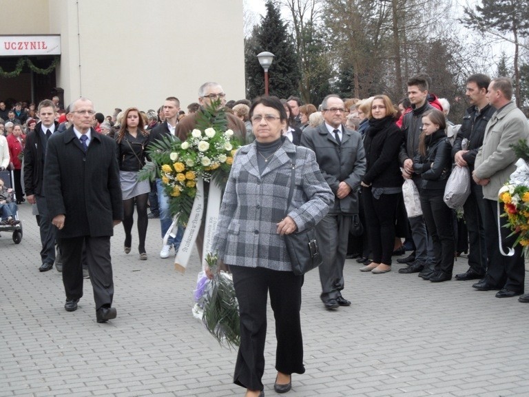 Rusinowice: Pogrzeb ks. Damiana Kominka [ZDJĘCIA]. Duszpasterza żegnały tłumy wiernych