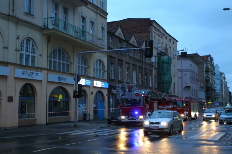 Garbary - Balkon spadł na chodnik. Cudem nikomu nic się nie...