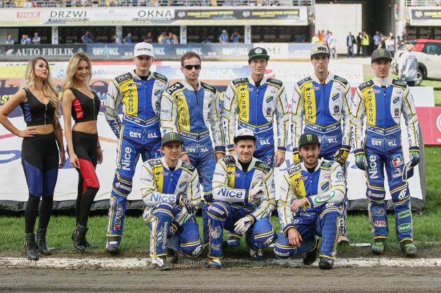 Get Well Toruń lepszy w derbach Pomorza! Torunianie pokonali dzisiaj na MotoArenie ekipę GKM Grudziądz 51:39. Prawdziwe show zrobił Jack Holder, który wszedł do meczu zastępując słabo spisującego się Pawła Przedpełskiego. Zobaczcie pierwsze zdjęcia z tego spotkania.

Zobacz także: Get Well pokonuje Betard Spartę Wrocław, Chris Holder bohaterem! [ZDJĘCIA]

Get Well Toruń - Mrgarden GKM Grudziądz 51:39 

Get Well: N. K. Iversen 3 (1,2,0,-), P. Przedpełski 1+1 (w,1*,-,-,-), J. Doyle 10+1 (2*,2,2,3,1), C. Holder 10+3 (3,1*,1*,2*,3), R. Holta 10 (3,3,3,1,0), D. Kaczmarek 4 (3,1,0), I. Kopeć-Sobczyński 3+1 (2*,0, 1), J. Holder 10 (3,3,3,1) 

Mrgarden GKM: Prz. Pawlicki 14+1 (3,3,2,2,2,2*), A. Lindbaeck 3+1 (2*,0,1*,0,-), K. Buczkowski 7 (1,2,2,2,0,0), K. Pieszczek 1+ (0,1*,-,-), A. Łaguta 13+1 (2,3,1*,3,1,3), K. Wieczorek 0 (0,0,0), D. Wawrzyniak 1 (1,0,0), R. Laukhbaum - NS 

Get Well Toruń - GKM Grudziądz 51:39. Jack Holder Show! [ZDJĘCIA]