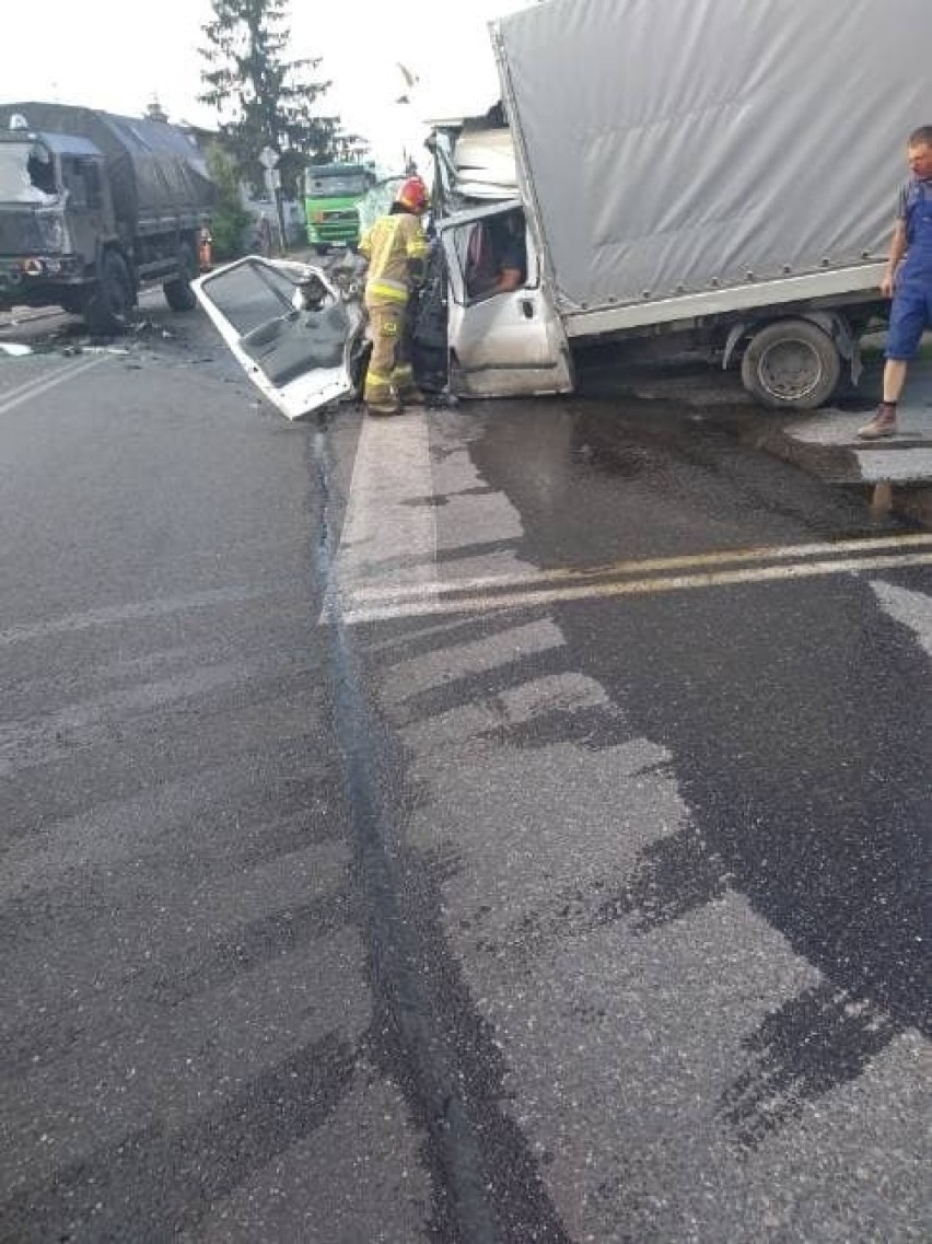 Wypadek ciężarówki wojskowej i busa na DW 715 w Koluszkach. 6 osób rannych