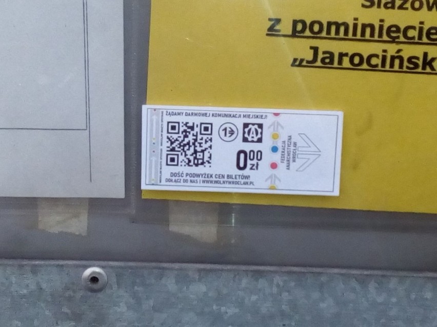 Biletomaty we Wrocławiu są pozaklejane. Dlaczego? 