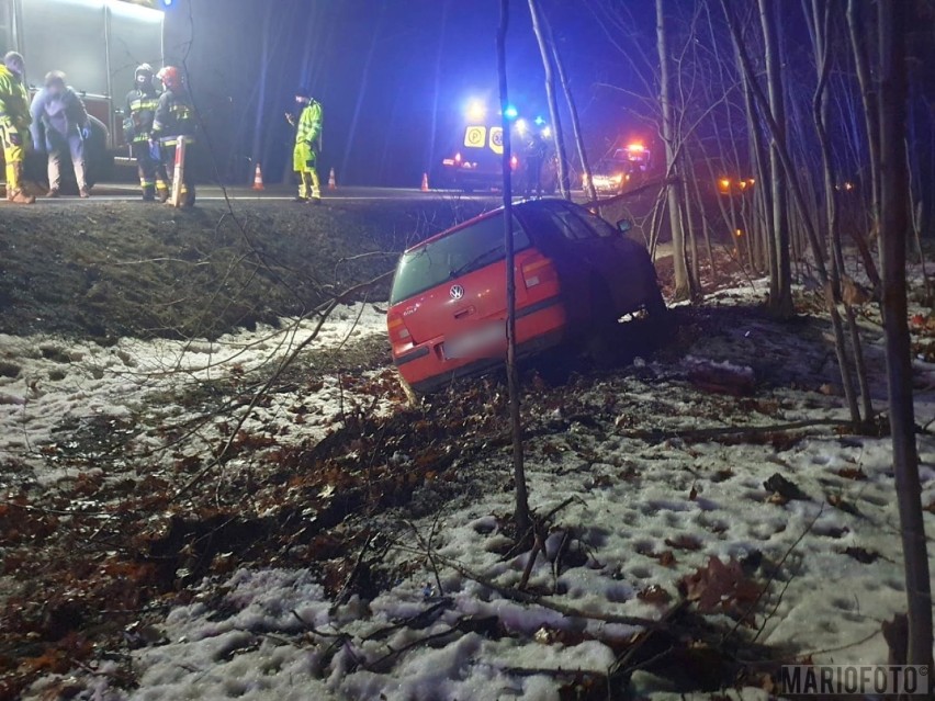 Volkswagen wypadł z drogi i uderzył w drzewo w Jełowej.