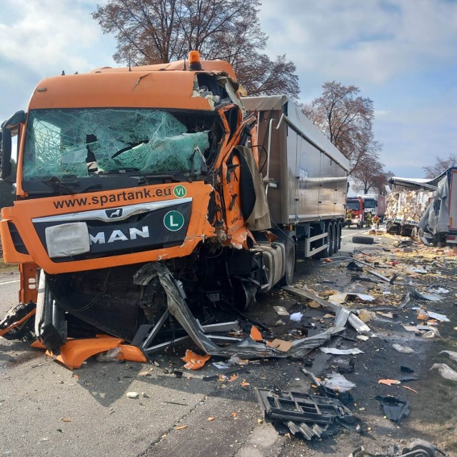 Wypadek w Krasiku na DK74. Zderzyły się ciężarówki. Droga Piotrków - Kielce zablokowana, 7.03.2023