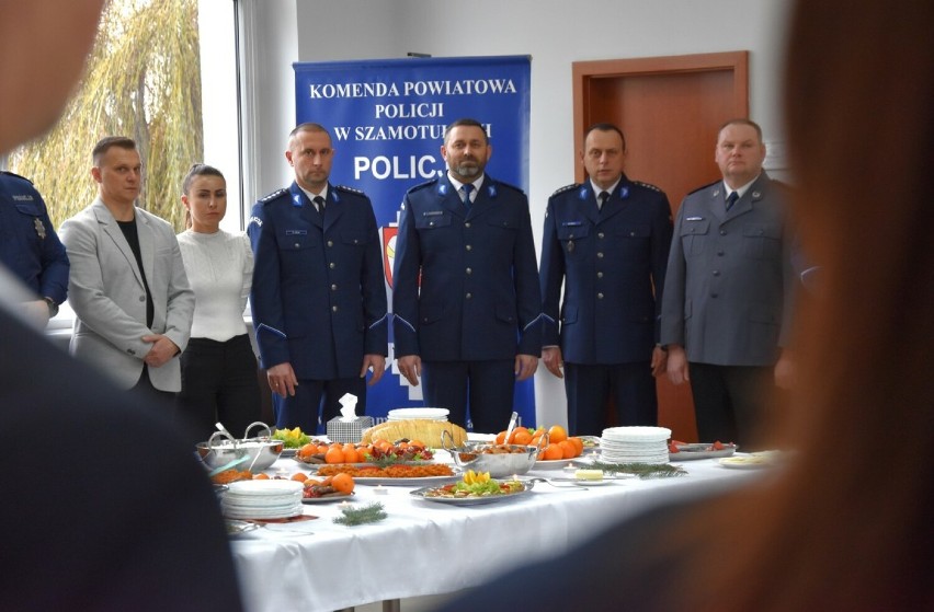 Spotkanie wigilijne w Komendzie Powiatowej Policji w Szamotułach. Komendant złożył życzenia i podziękowania