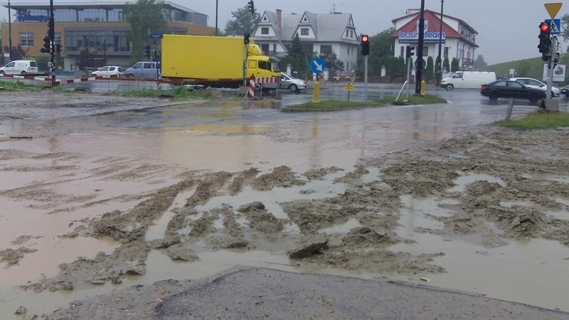 Zalało ul. Puławską na wysokości ul. Żołny. Były utrudnienia w ruchu