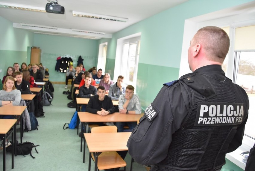 Starogard Gdański: policjanci zachęcają do wstąpienia w ich szeregi 