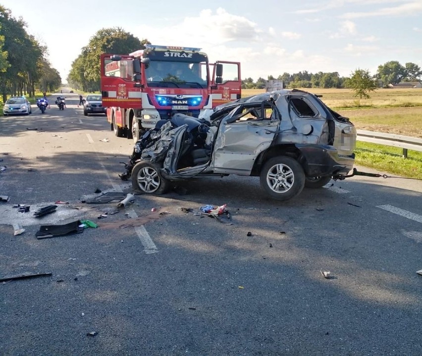 Powiat lubartowski: Na prostym odcinku auto wypadło z drogi. Zdjęcia mrożą krew w żyłach 