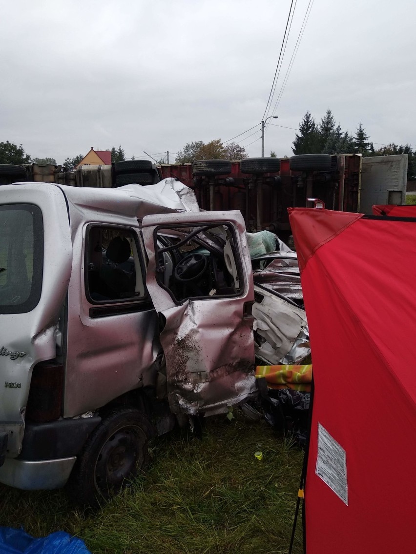 Wypadek w Biskupicach Melsztyńskich. Zderzyła się ciężarówka i osobowy citroen. Jedna osoba nie żyje, a dwie są ranne [ZDJĘCIA]