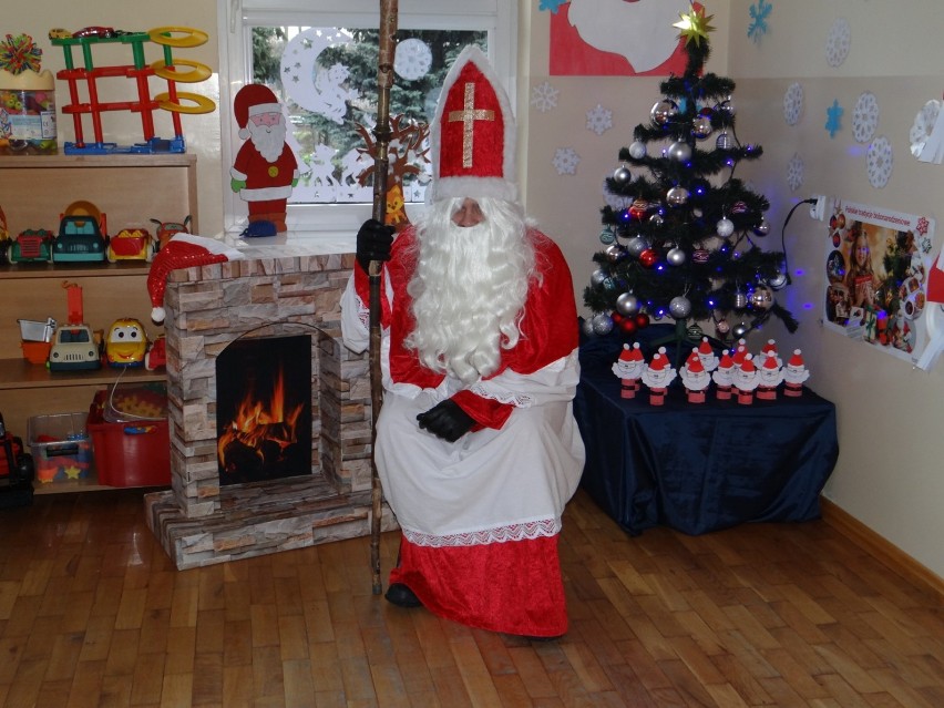Święty Mikołaj w grupie trzylatków w Publicznym Przedszkolu...