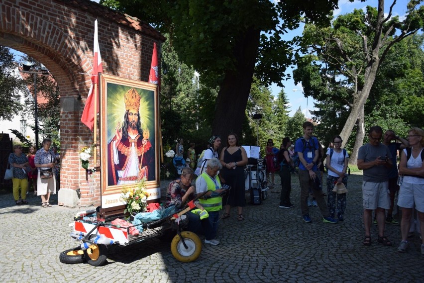 Pruszcz Gdański. 39. Gdańska Piesza Pielgrzymka na Jasną Górę przeszła ulicami miasta |ZDJĘCIA