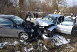 Wypadek w Woli Korzenieckiej. 19-latek w audi zderzył się czołowo z volkswagenem [ZDJĘCIA]