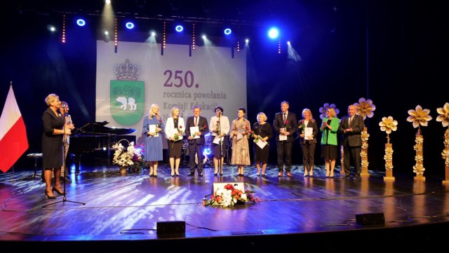 W trakcie uroczystości  nagrody prezydenta Miasta Chełm dyrektorom oraz nauczycielom wręczyła Dorota Cieślik - zastępca prezydenta Chełma.