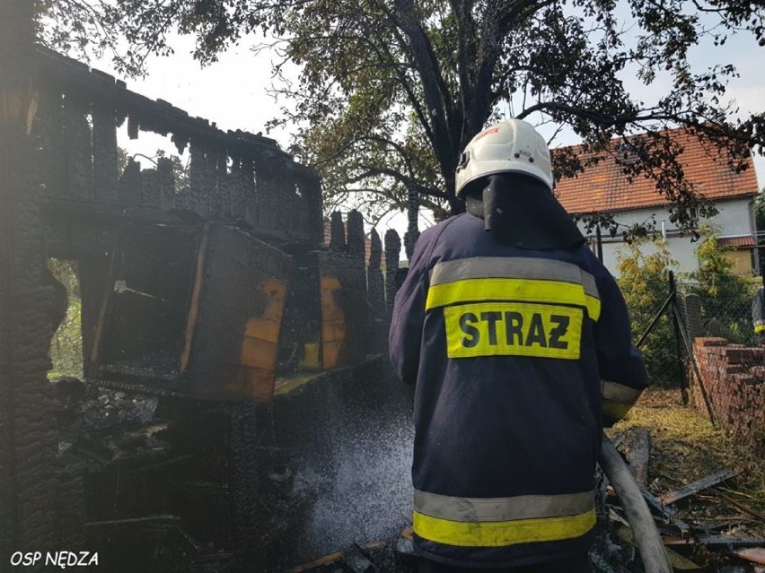 Strażacy gasili pożar w Nędzy i usuwali konar z jezdni