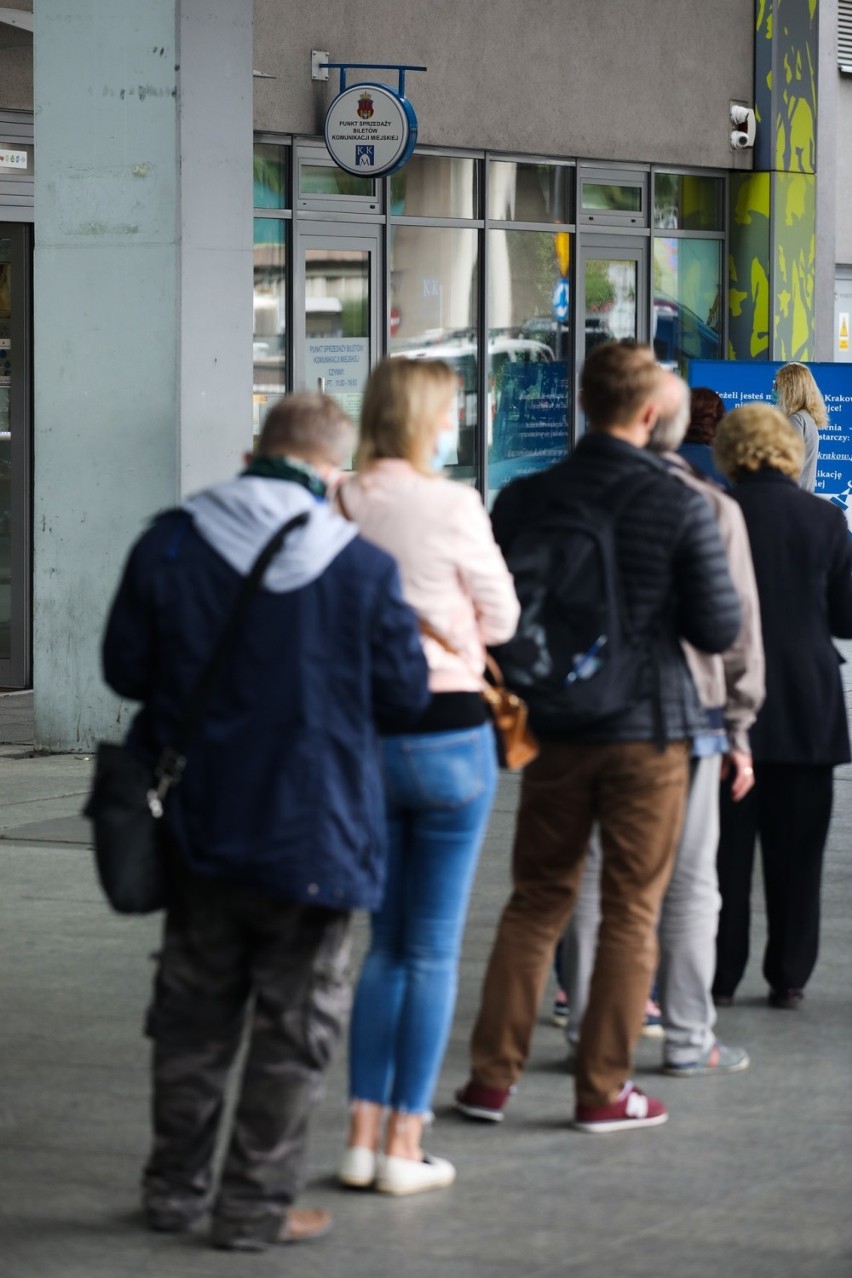 Kraków. Gigantyczne kolejki w punktach sprzedaży biletów MPK [ZDJĘCIA]