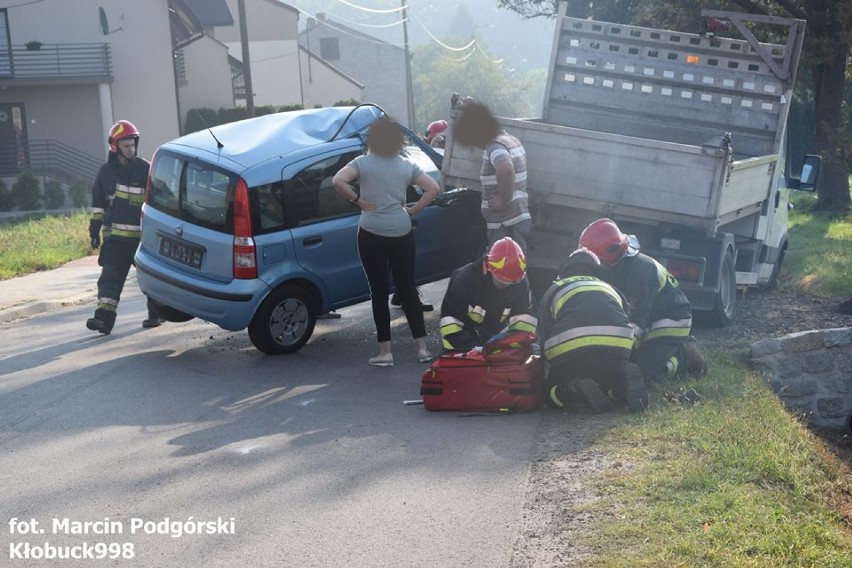 Wypadek w Dąbrówce. Fiat wbił się w dostawcze iveco ZDJĘCIA 