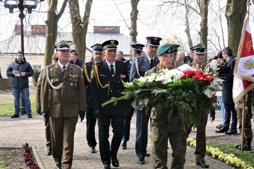 Delegacje złożyły wieńce przy Mauzoleum Ofiar Terroru...