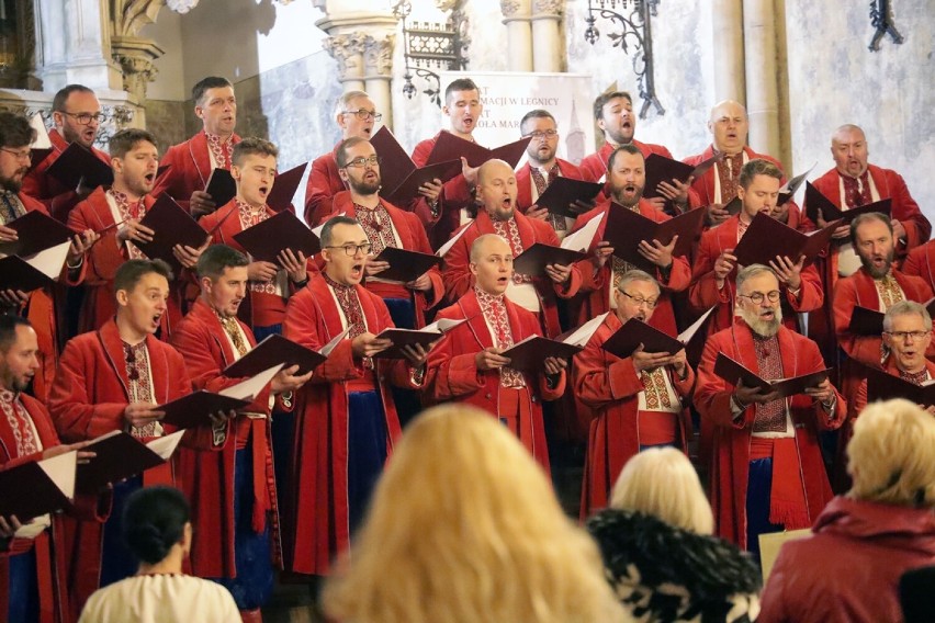 Ukraiński Chór Męski „Żurawli” zaśpiewał w legnickim Kościele Mariackim, zdjęcia