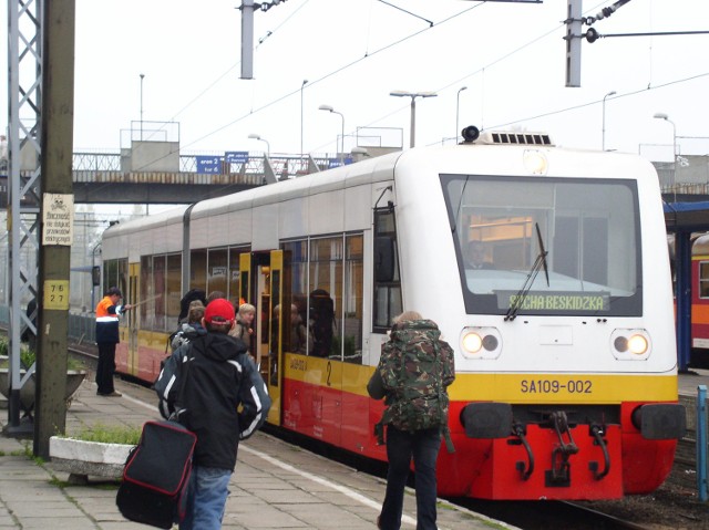 Takie szynobusy jeszcze kilka lat temu jeździły z Żywca do Suchej Beskidzkiej. Teraz są plany, aby linia została całkowicie zamknięta.