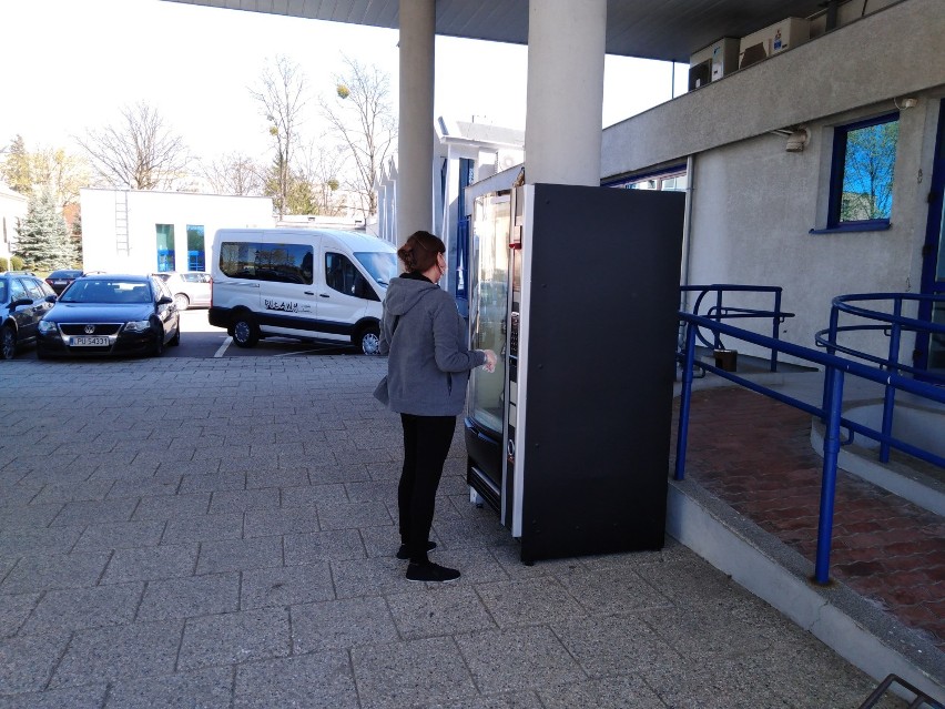 Komercyjne automaty w Puławach. Sprzedają maseczki ochronne i specyfiki antybakteryjne. Zobacz zdjęcia  