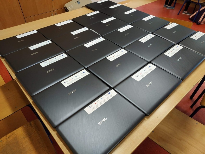 Poręba zakupiła 41 laptopów dla uczniów.