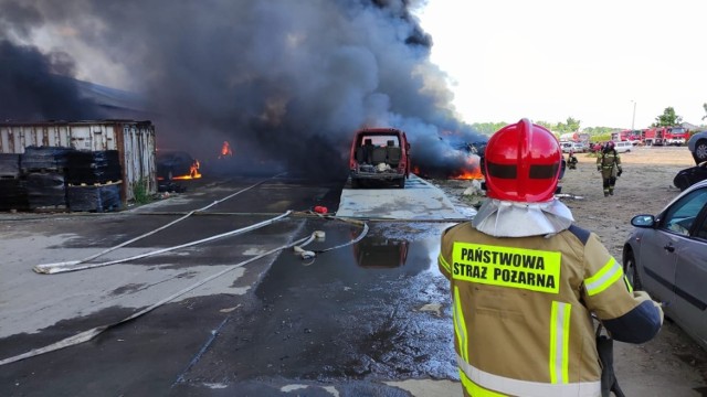 Pożar w stacji demontażu pojazdów w Stobnie