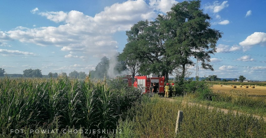 Pożar w Ratajach. Kierowca ciągnika odczepił płonącą przyczepę i wezwał strażaków