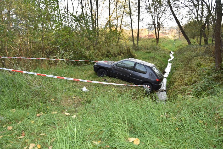 Otoczony policyjną taśmą samochód od kilku dni stoi przy...