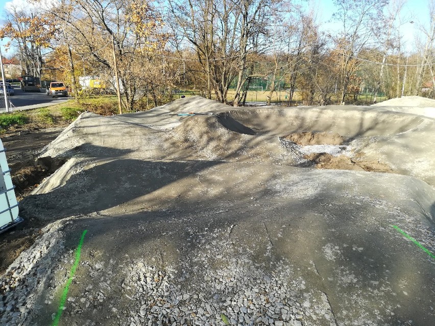 Pumptrack w Nysie rośnie w oczach. Tak wygląda budowa...