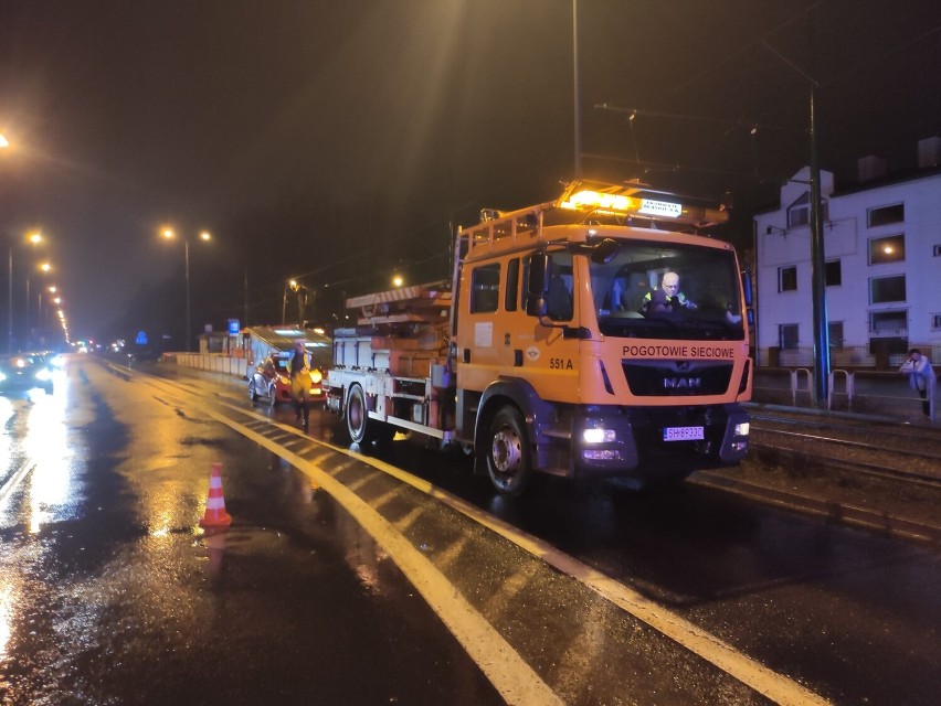 Wypadek obok OBI w Katowicach. Samochód osobowy uderzył w słup trakcyjny  na ul. Kościuszki