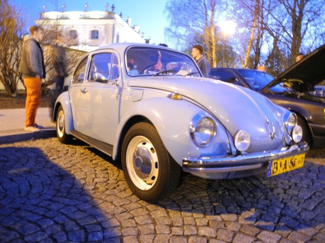 Zabytkowe auta i odrestaurowane klasyki można podziwiać na parkingu przy ul. Legionowej można podziwiać.