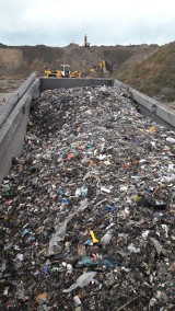 Nielegalne wysypisko śmieci w Lewkówku (gm. Moszczenica). Sąd nie zgodził się na tymczasowy areszt dla dwóch podejrzanych