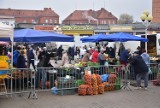 Targowisko miejskie w Kwidzynie z obostrzeniami. Na ogrodzony teren może wejść maksymalnie 230 klientów