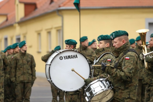 Uroczysty apel z okazji przekazania obowiązków na stanowisku komendanta Centrum Szkolenia Artylerii i Uzbrojenia w Toruniu