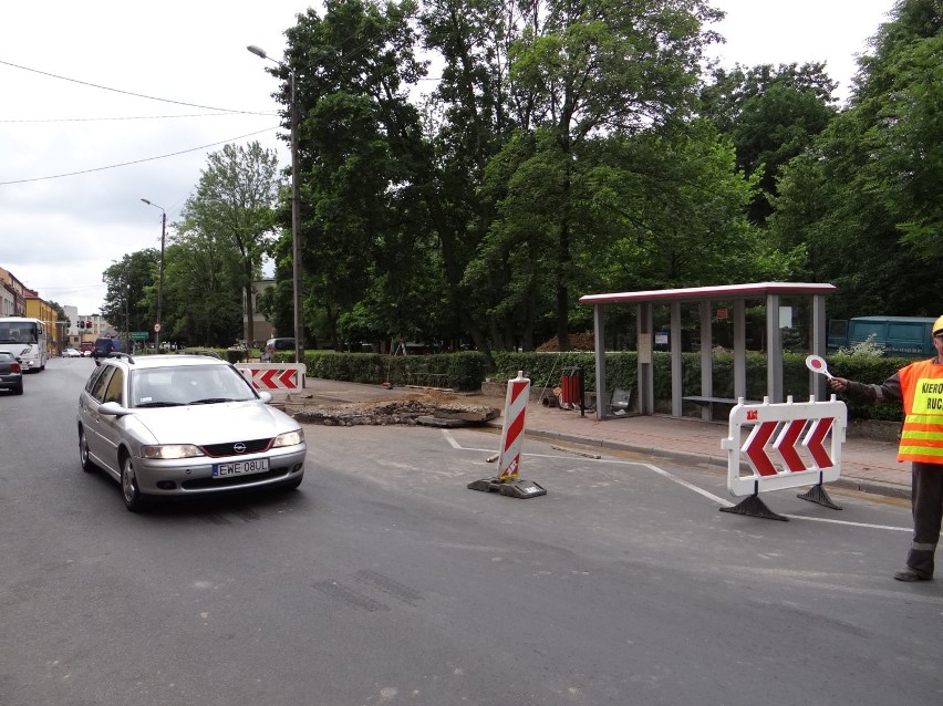 Podpinają Krakowskie Przedmieście do kanalizacji [FOTO]