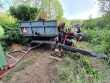 Wypadek ciągnika koło leśniczówki Piłka. Przygniecionego poszkodowanego musieli uwolnić strażacy (FOTO)