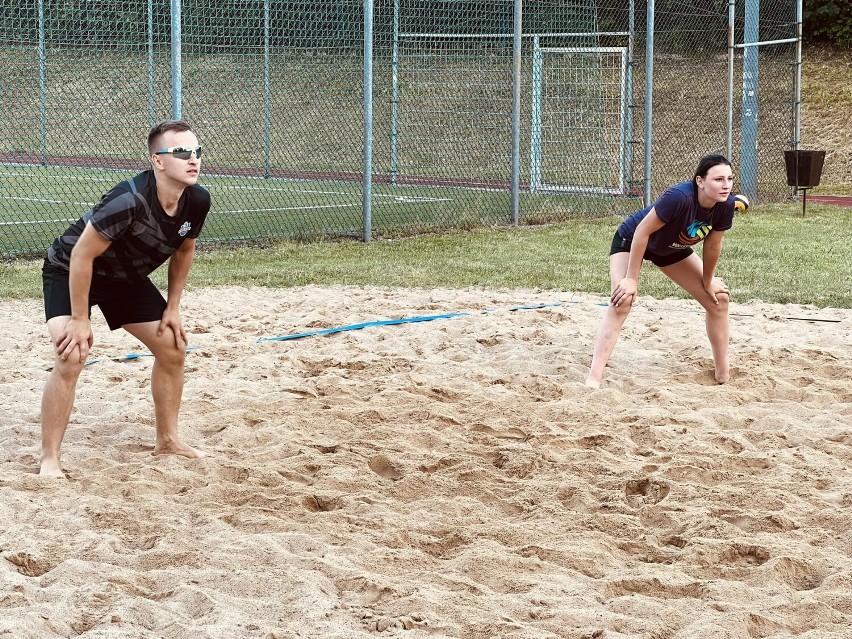 Turniej siatkówki plażowej mixtów z MOSiR w Radomsku. ZDJĘCIA, WYNIKI
