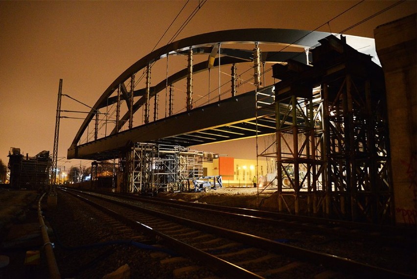 Pomorska Kolej Metropolitalna: Trwa przesuwanie stalowego wiaduktu na linii PKM [ZDJĘCIA]