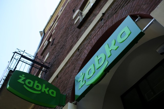 Pod szyldem Żabki działa w Krakowie kilkadziesiąt sklepów. W Polsce - ponad 7,9 tys. Większość jest otwarta w niedziele.