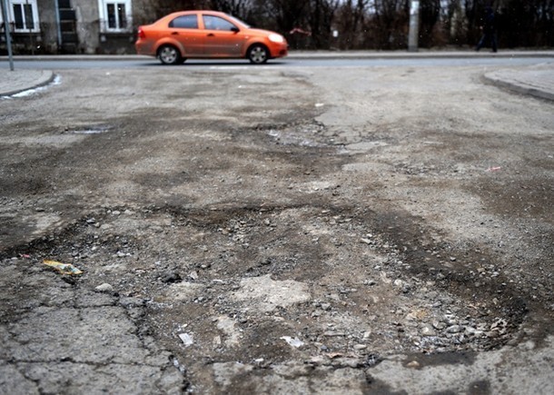 LĘDZINY
Zima minęła, więc drogowcy powoli zabierają się za łatanie dziur. Na pierwszy ogień poszła ulica Paderewskiego, jednak o  tym, czy jest lepiej czy gorzej trudno mówić. Bo asfalt w tym miejscu jest tak zniszczony, że łatanie sprawy nie poprawia.