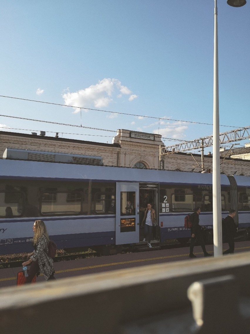 Stacja kolejowa w Białymstoku widziana z okna pociągu - tak...