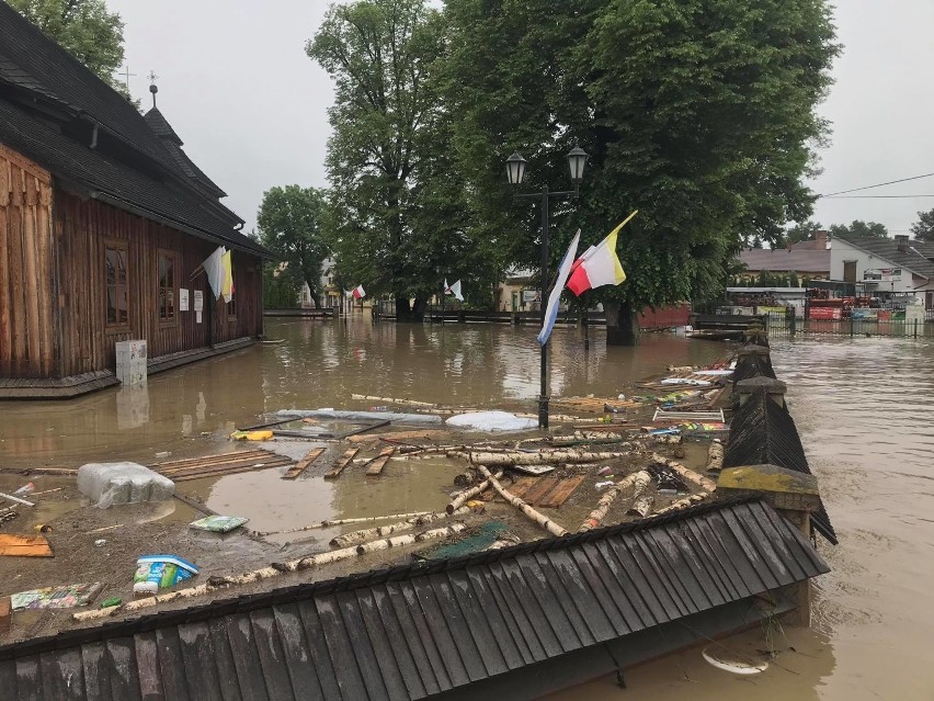 Łapanów pod wodą. Ratownicy WOPR z Nowego Targu ruszyli na pomoc [ZDJĘCIA] 