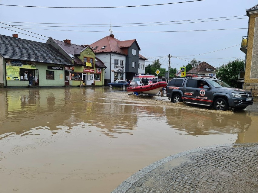 Łapanów pod wodą. Ratownicy WOPR z Nowego Targu ruszyli na pomoc [ZDJĘCIA] 