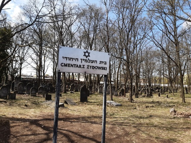Wolontariusze będą porządkować cmentarz żydowski w Pabianicach