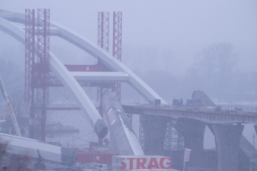 Nowy most w Toruniu. Montaż luku zakończony sukcesem....