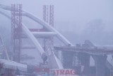 Budowa mostu w Toruniu. Montaż łuku zakończony sukcesem [ZDJĘCIA]