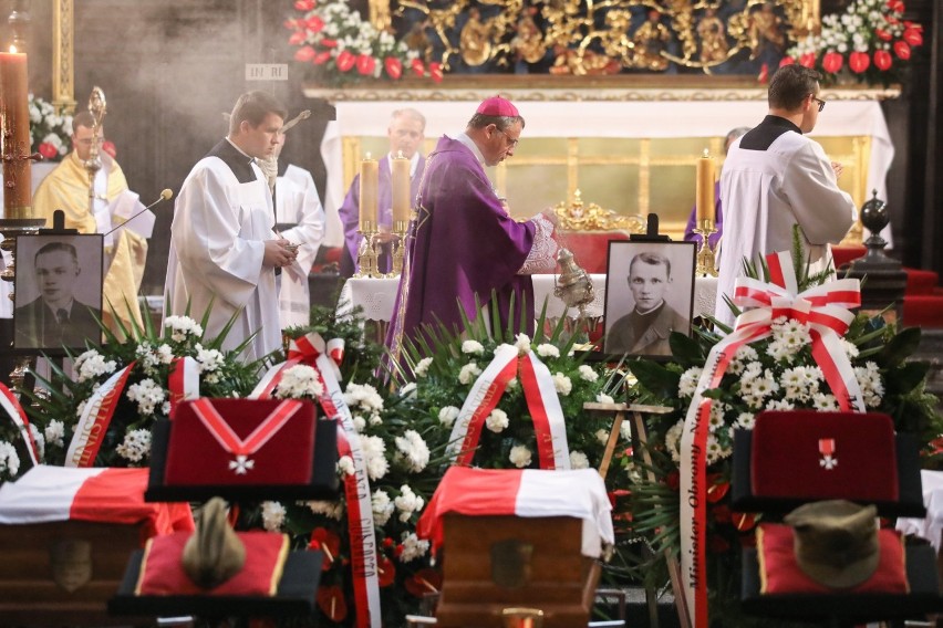 W kościele Mariackim rozpoczęły się uroczystości pogrzebowe Żołnierzy Wyklętych. "Za wierność RP zapłacili najwyższą cenę" [ZDJĘCIA]