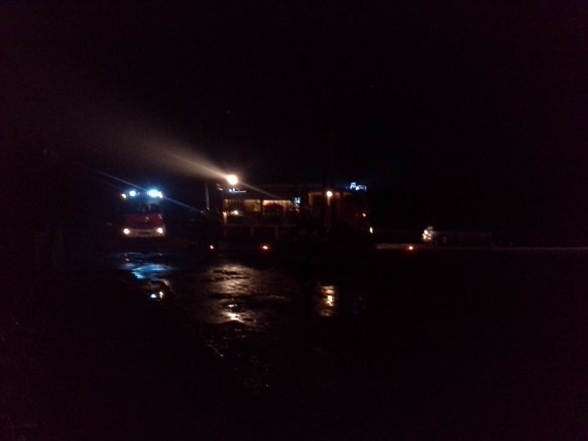 Pożar domu przy ul. Bocznej w Solarni. Ogień gasiło aż 6 zastępów straży pożarnej