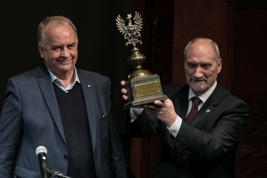 Antoni Macierewicz odebrał nagrodę „Patriota Roku 2016” [ZDJĘCIA]