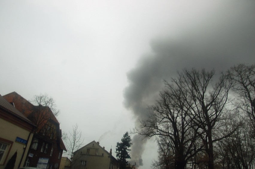 Czarny dym nad miastem. Pożar wiaty w Zbąszyniu[ZDJĘCIA,VIDEO]